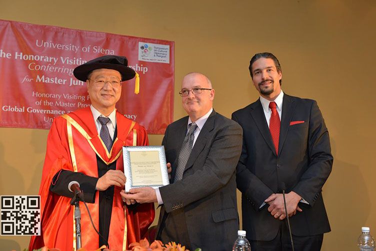 师父被授予锡耶纳大学“荣誉客座教授” 师父被授予锡耶纳大学“荣誉客座教授”