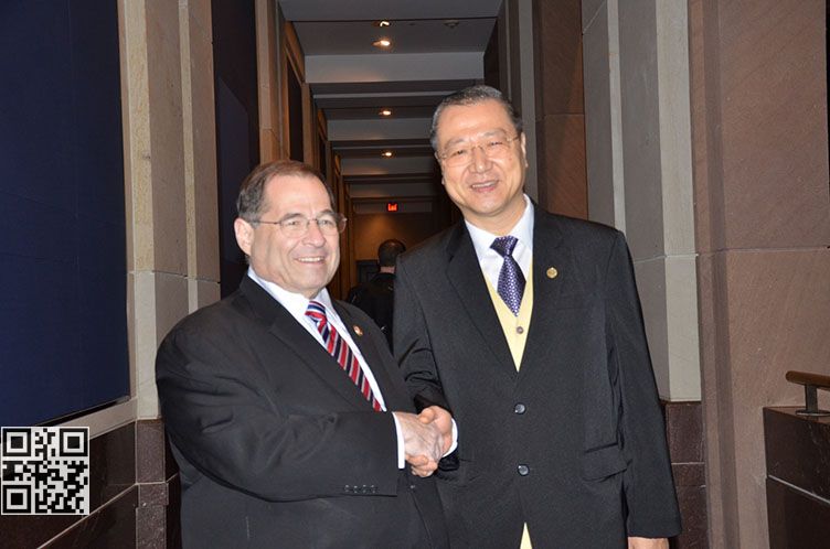 美国国会议员杰若德与师父亲切握手 美国国会议员杰若德与师父亲切握手